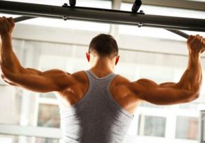 Подтягивание к перекладине широким хватом - базовое упражнение на широчайшие мышцы спины. Поможет сформировать красивую широкую спину.